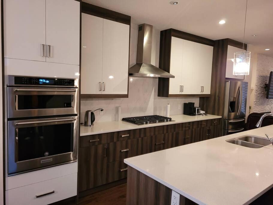 Cheerful 3bedroom With Free Garage Parking Hébergement de vacances Calgary