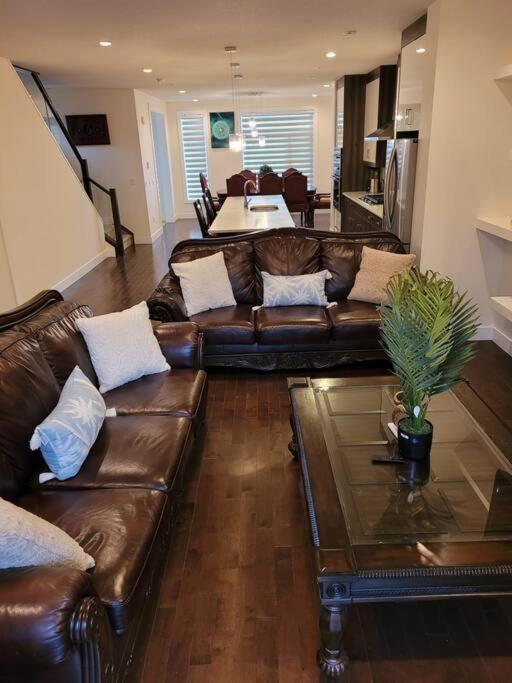 Hébergement de vacances Cheerful 3bedroom With Free Garage Parking *